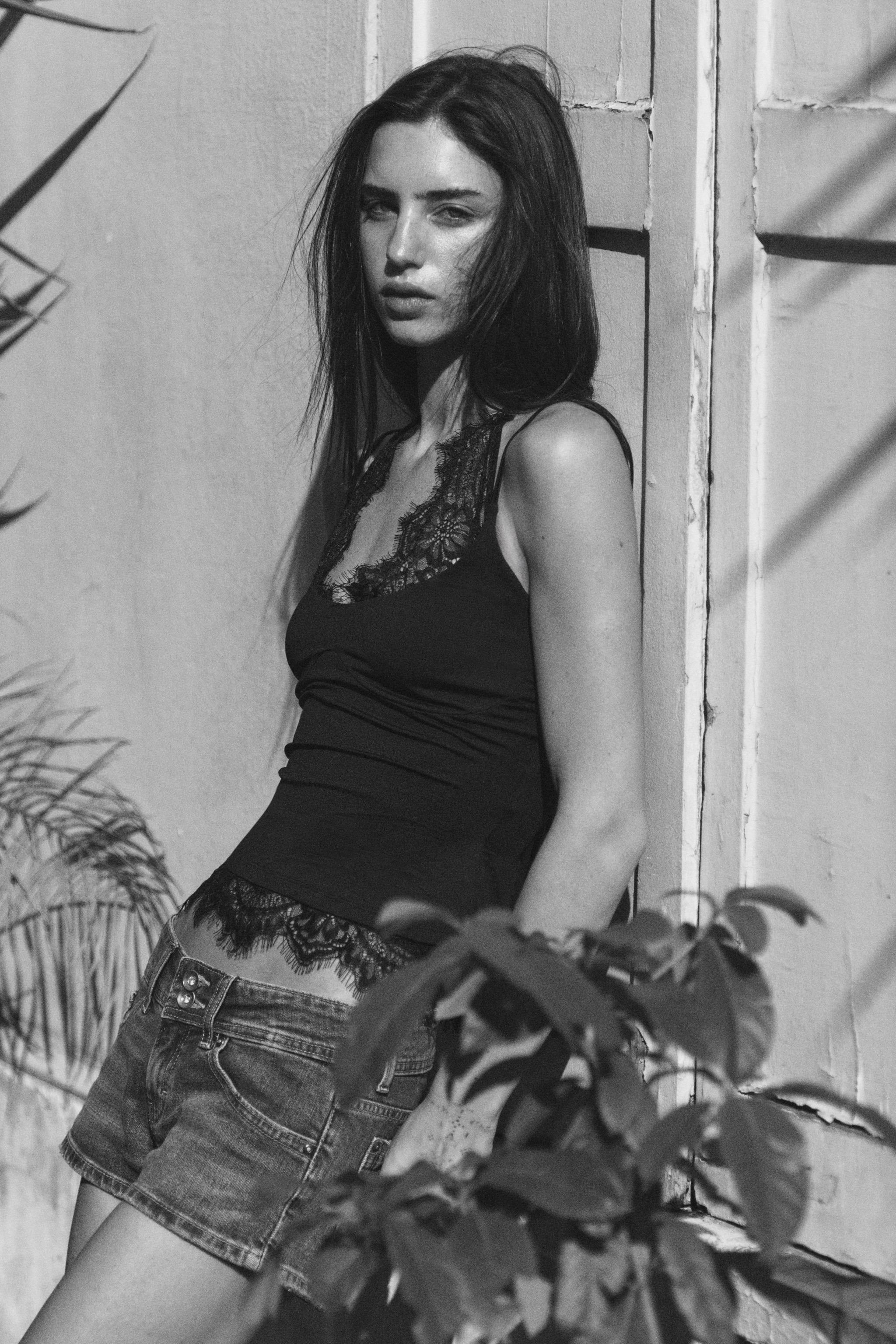 CONTRAST LACE HALTER TOP — Black