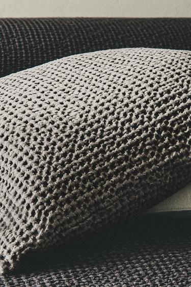 MINI WAFFLE KNIT CUSHION COVER - Dark grey by Zara