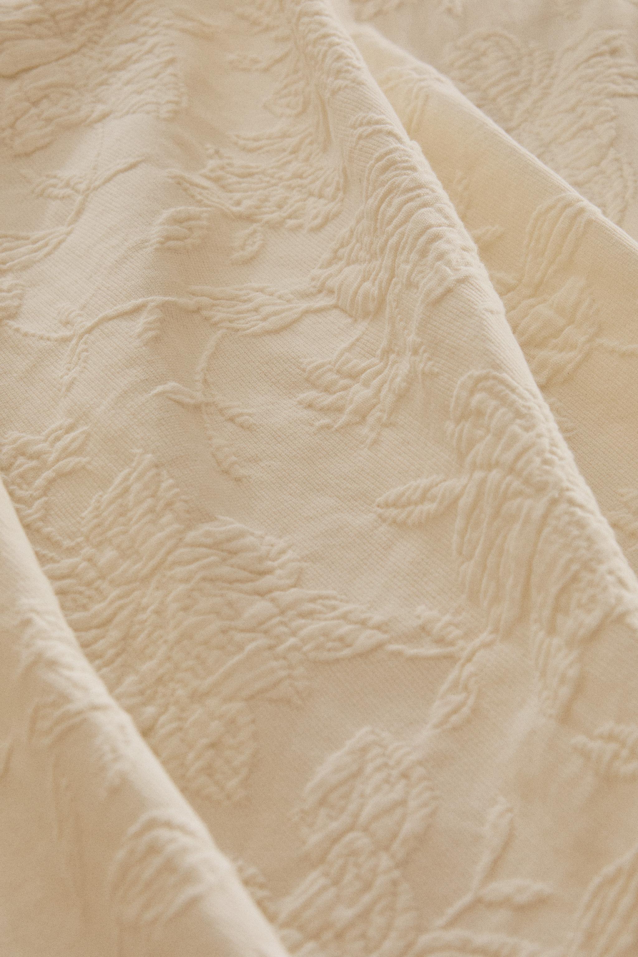 JACQUARD BEDSPREAD WITH RUFFLES