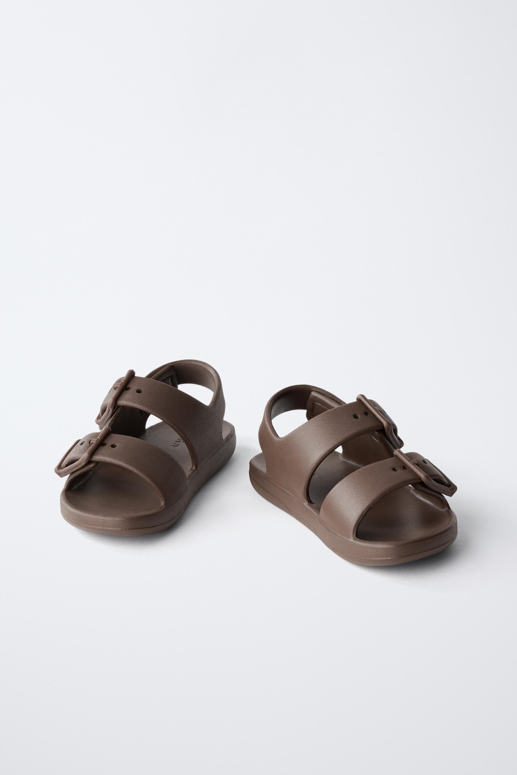 RUBBERIZED BUCKLED SANDALS