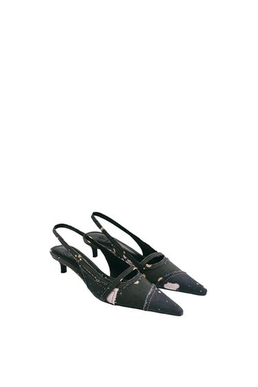 Χαμηλοτάκουνα slingback παπούτσια από σκούρο ύφασμα με ανοιχτόχρωμες κηλίδες, ξέφτια στις άκρες, μυτερή μύτη και λουράκι στο κουντεπιέ.