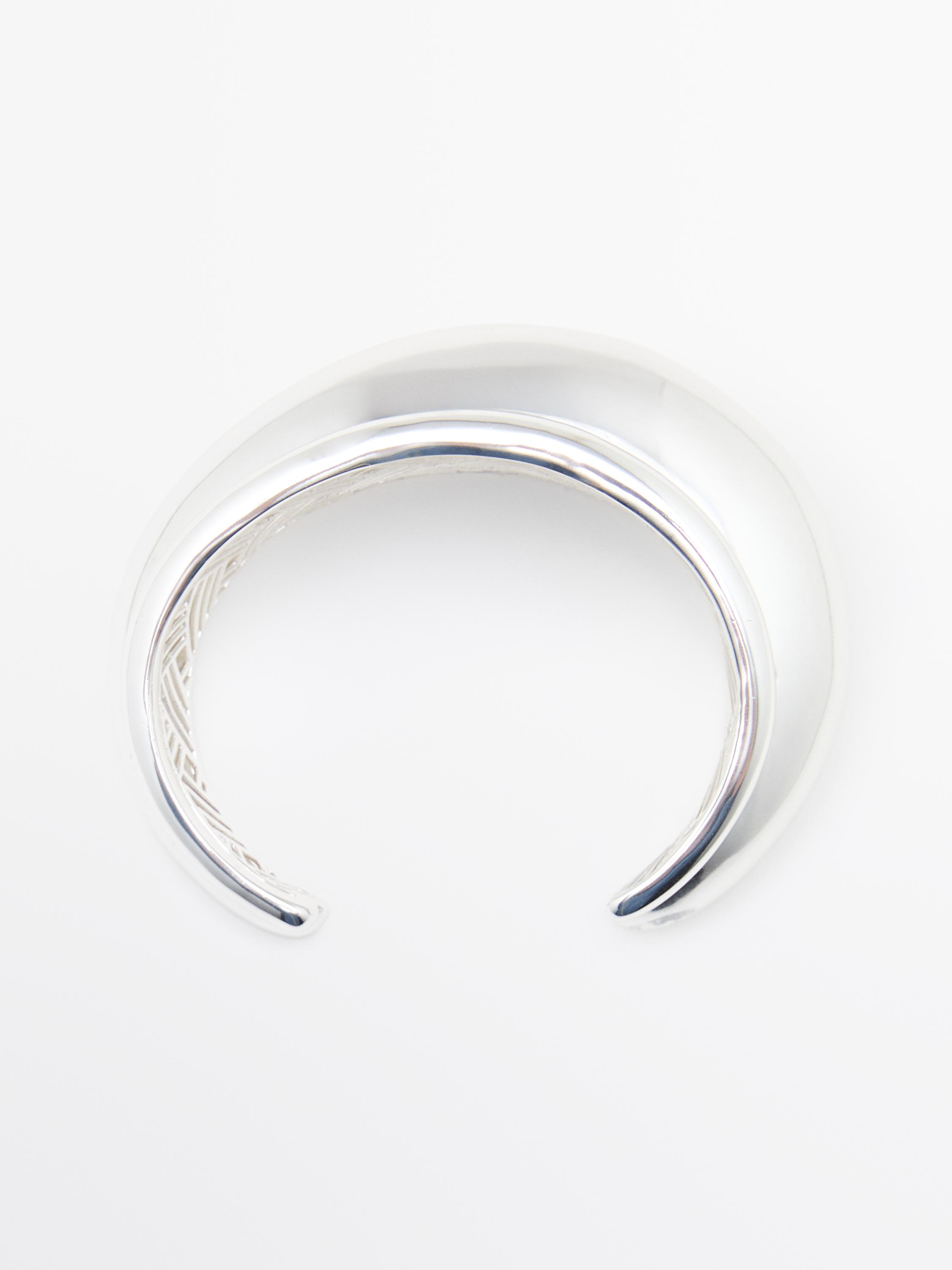 Rigid bracelet with voluminous design