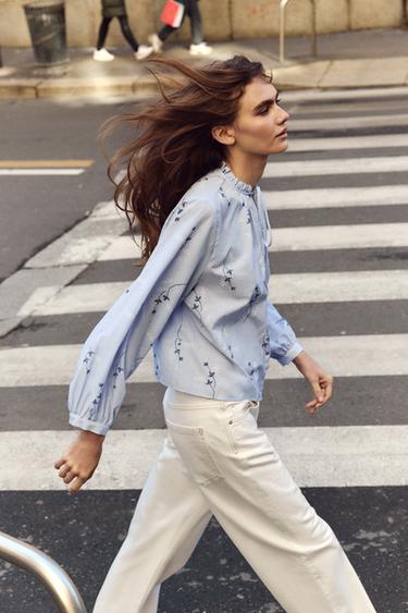 BLOUSE IMPRIMÉE BRODERIES EFFET GOMME - Bleu / Blanc de Zara - Image 3