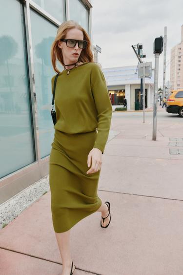 DLOUHÝ ÚPLETOVÝ SVETR - Mechově zelená od Zara