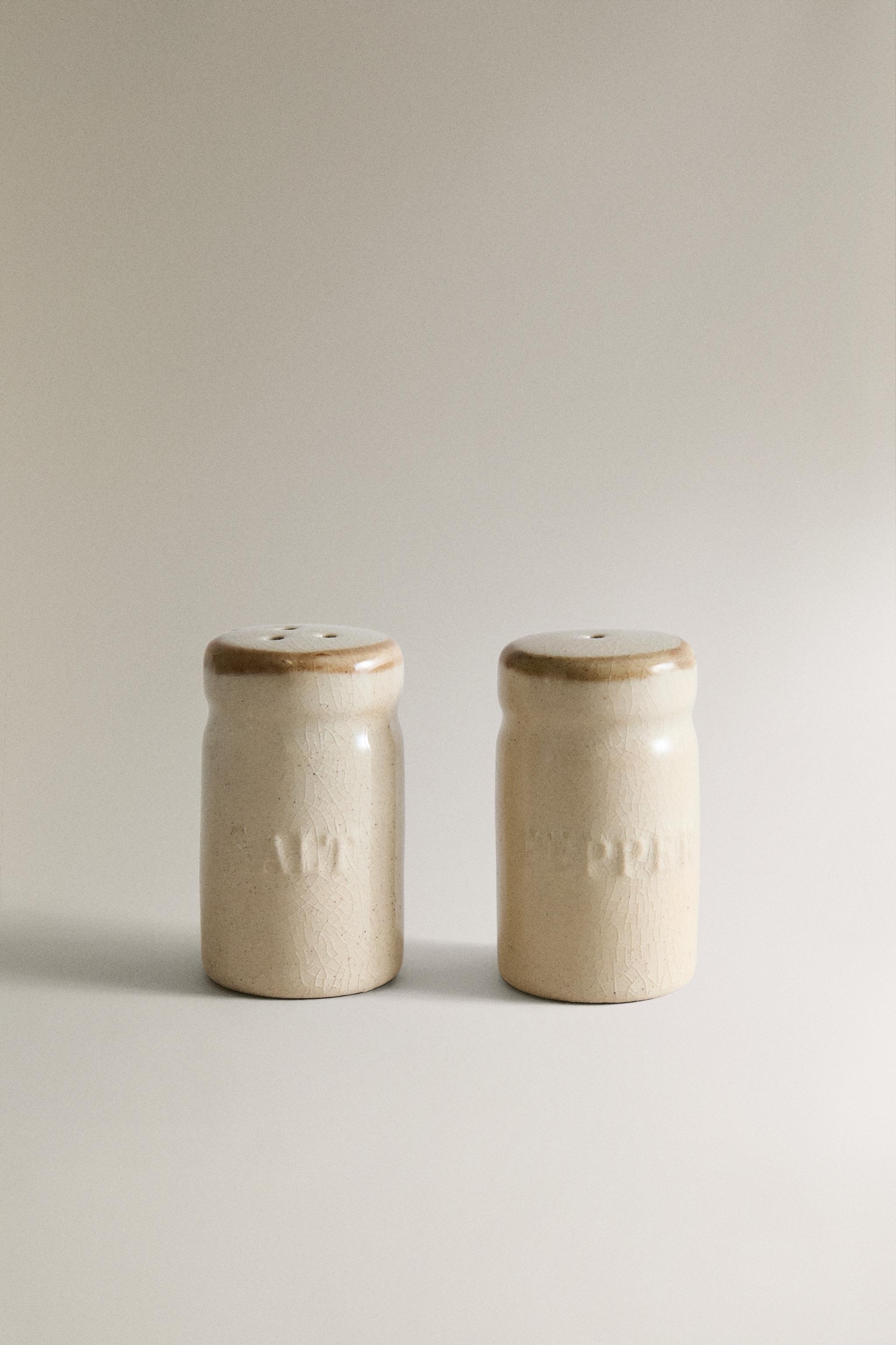 STONEWARE SALT AND PEPPER SHAKER SET