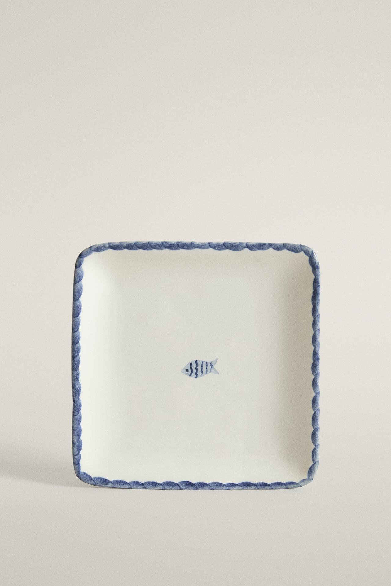 CERAMIC FISH BATHROOM SOAP DISH — Blue / White