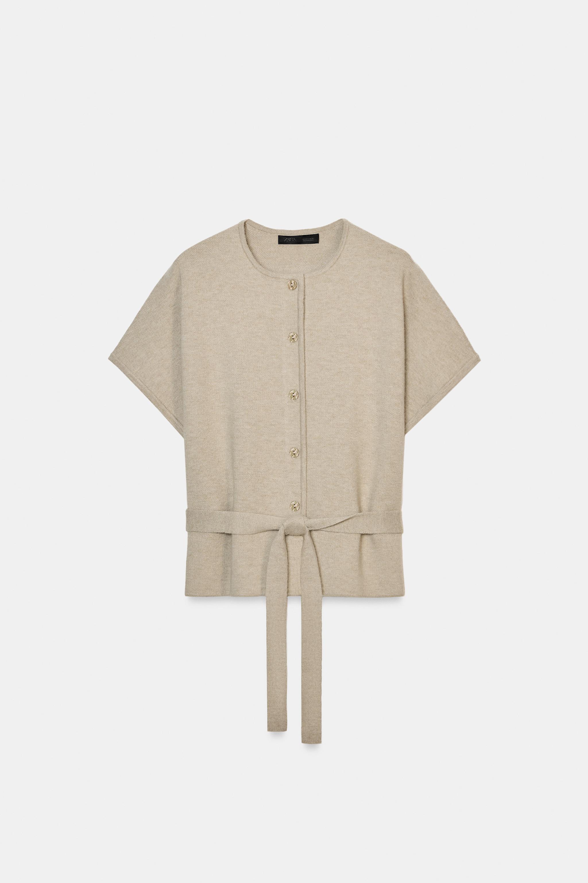 GILET EN MAILLE AVEC CEINTURE ET MANCHES COURTES