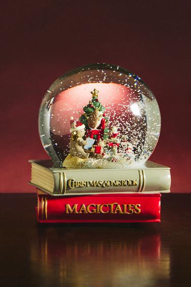 MUSICAL CHRISTMAS BOOK SNOW GLOBE - Multicoloured by Zara