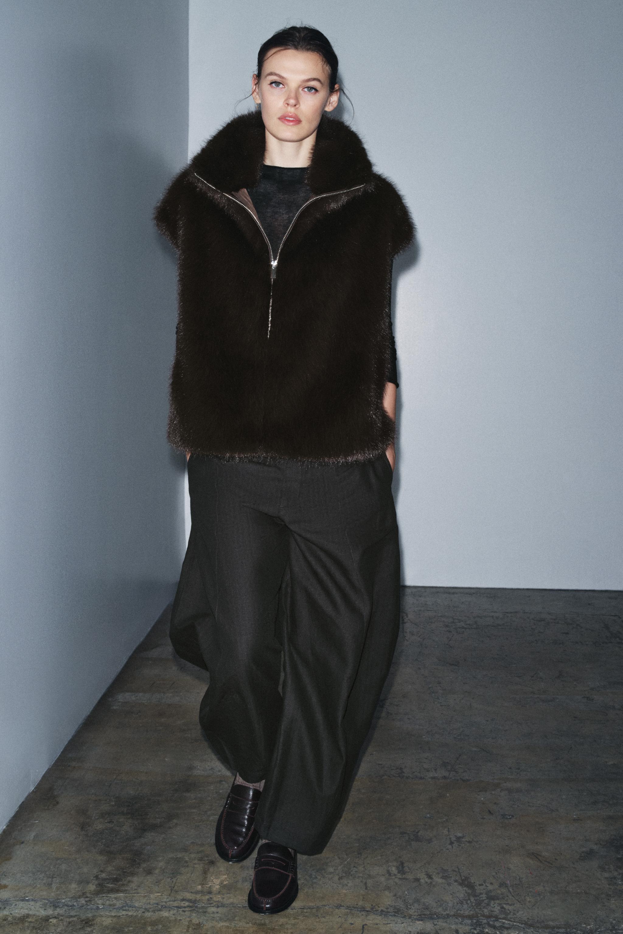 ZW COLLECTION FAUX FUR WAISTCOAT - ブラウン | ZARA Japan / 日本