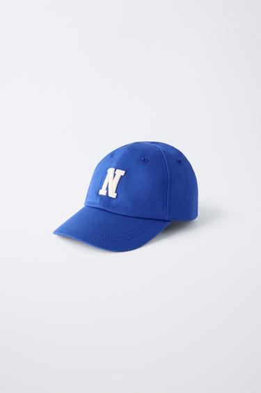 GORRA BORDADO INICIAL - Azul tinta de Zara