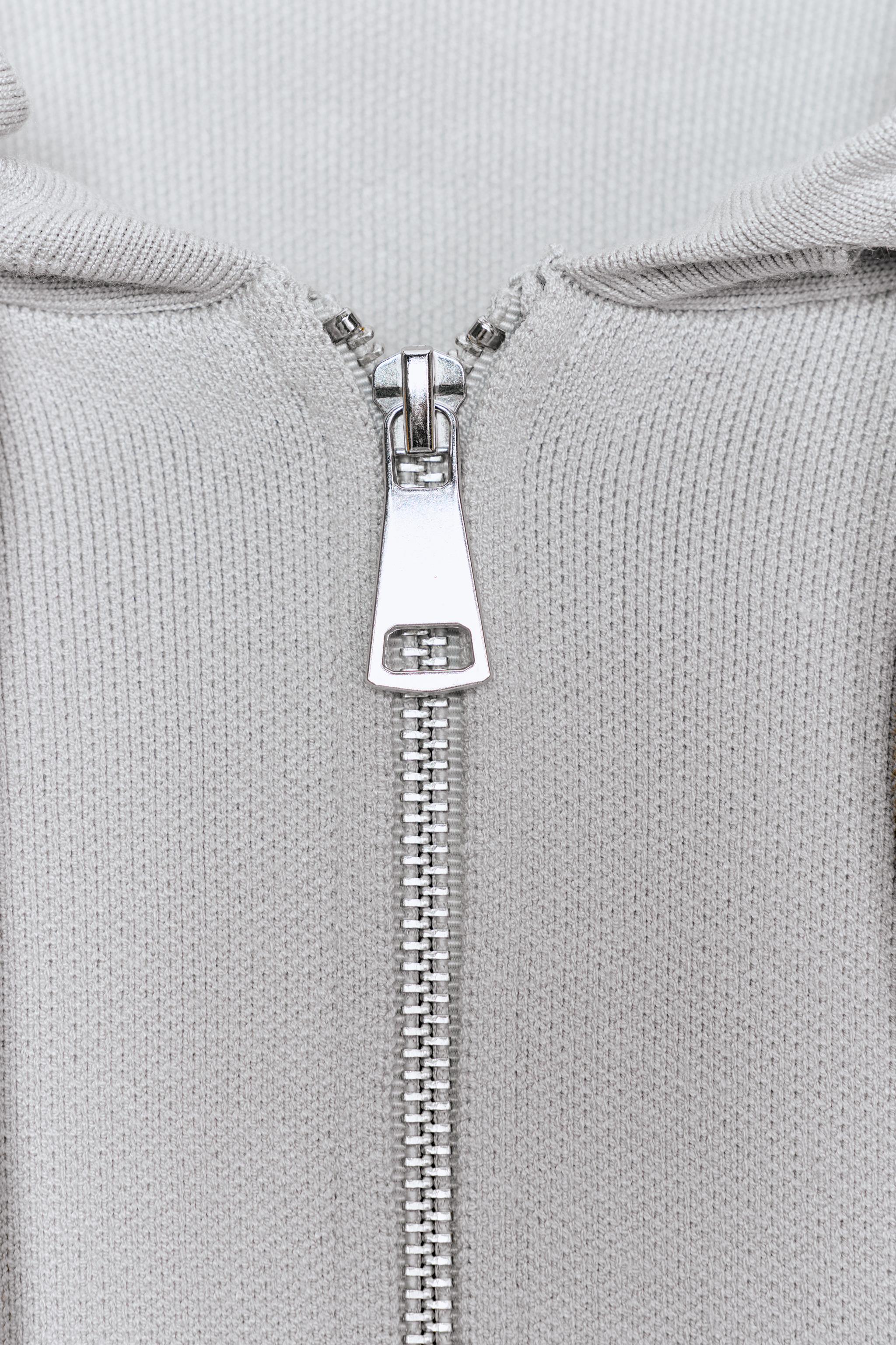 GILET EN MAILLE À CAPUCHE ET LIEN