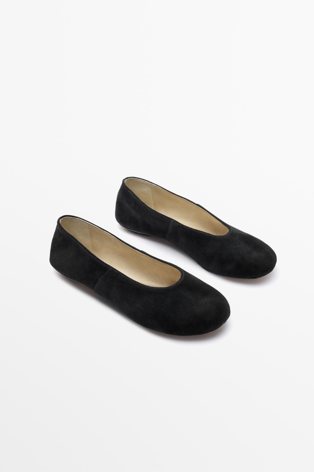 Soft suede goatskin ballet flat — Black