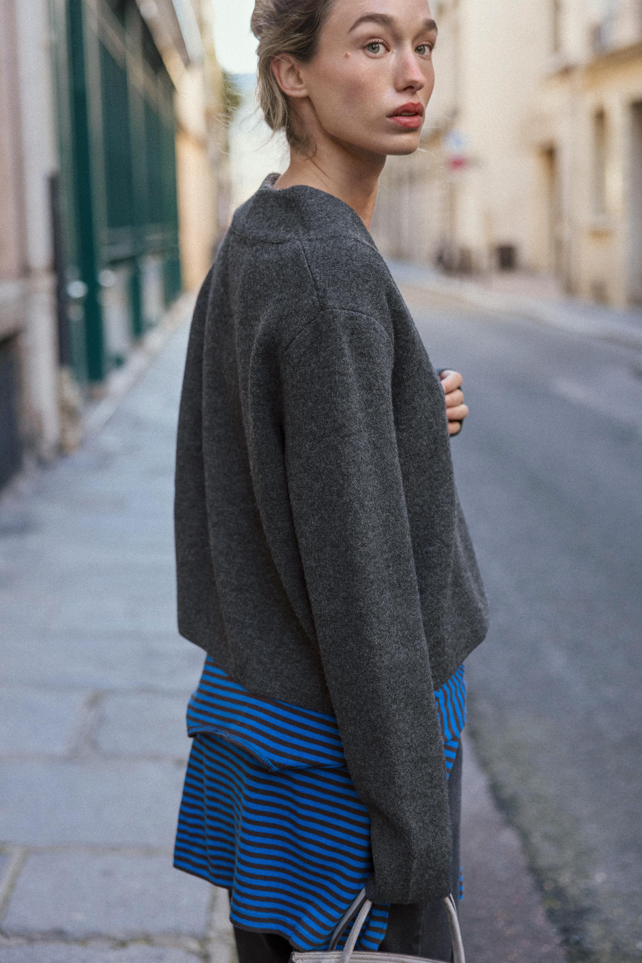 V-NECK KNIT CARDIGAN