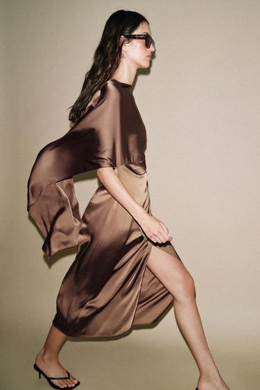 ROBE MI-LONGUE SATINÉE À CAPE - Caramel de Zara