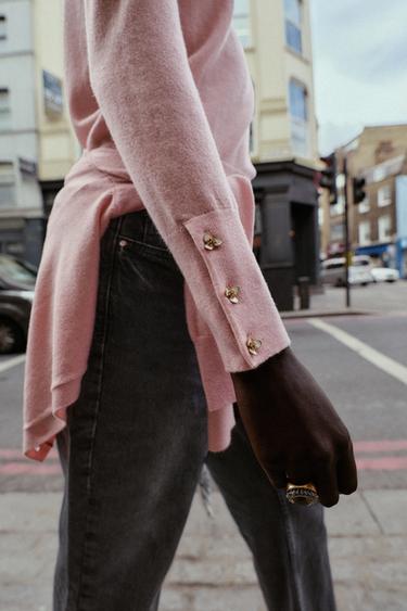 PULL EN MAILLE AVEC BOUTONS FLEUR - Rose moyen de Zara - Image 4
