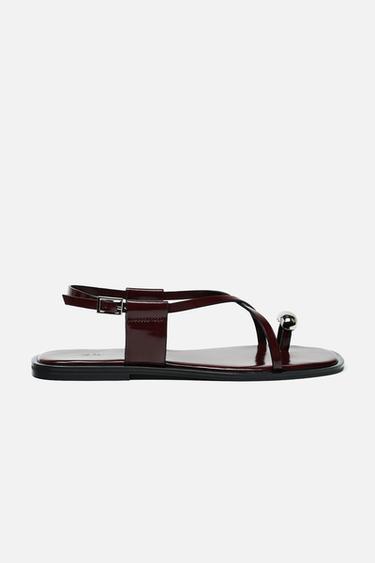SANDÁLIA PLANA DE TIRAS COM ENFEITE METÁLICO - Vermelho-bordô da Zara