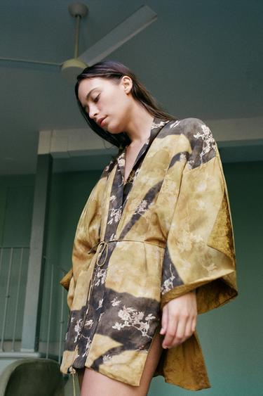 Zaras VÄNDBAR MÖNSTRAD KIMONO - Brons