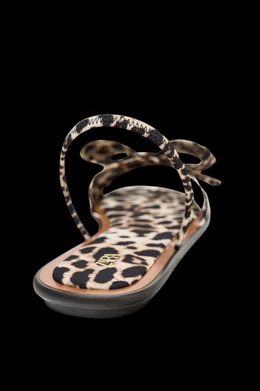 FLACHE SANDALE MIT ANIMALPRINT UND SCHLEIFE - Leopardenmuster von Zara