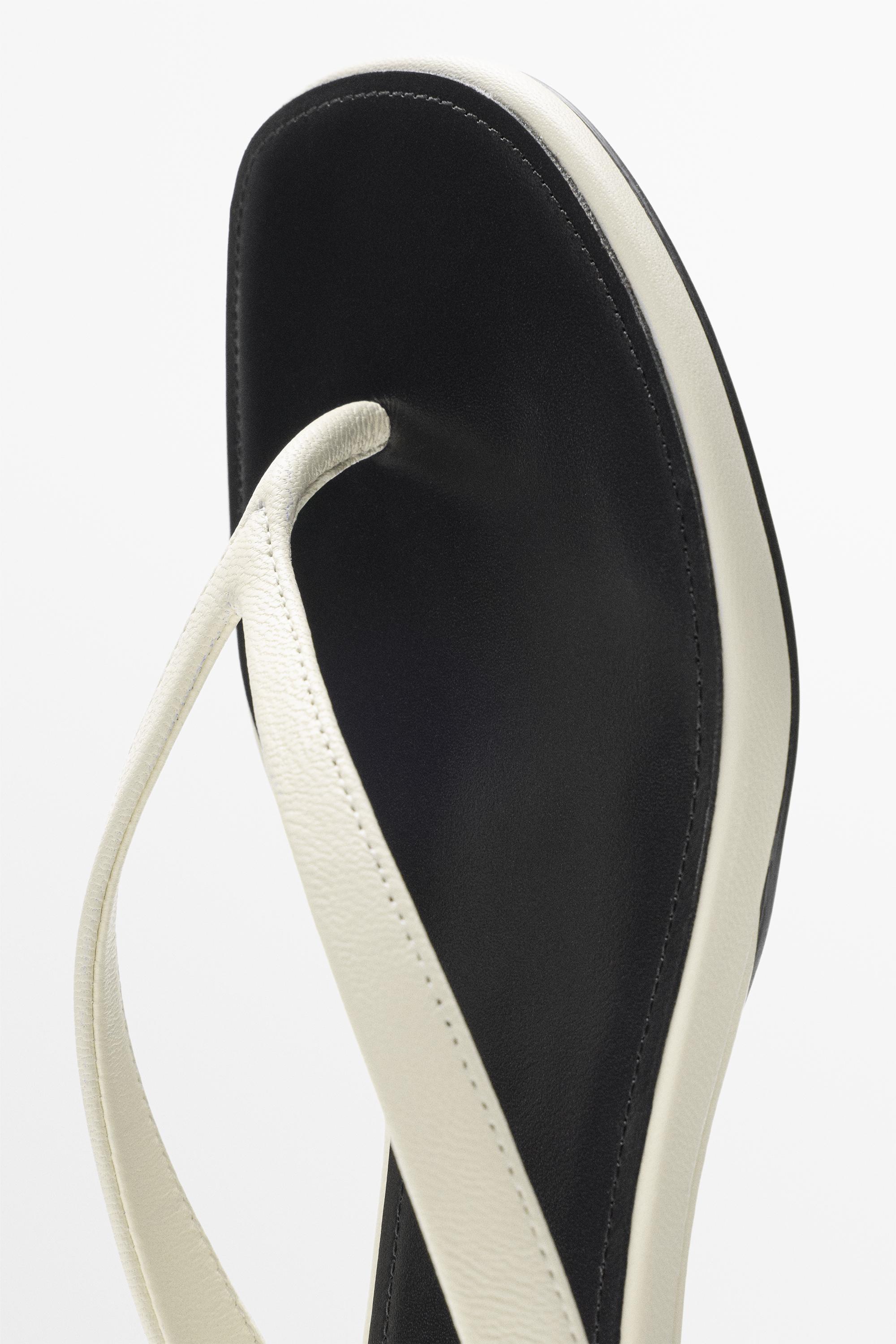 Sandale entre-doigts talon midi