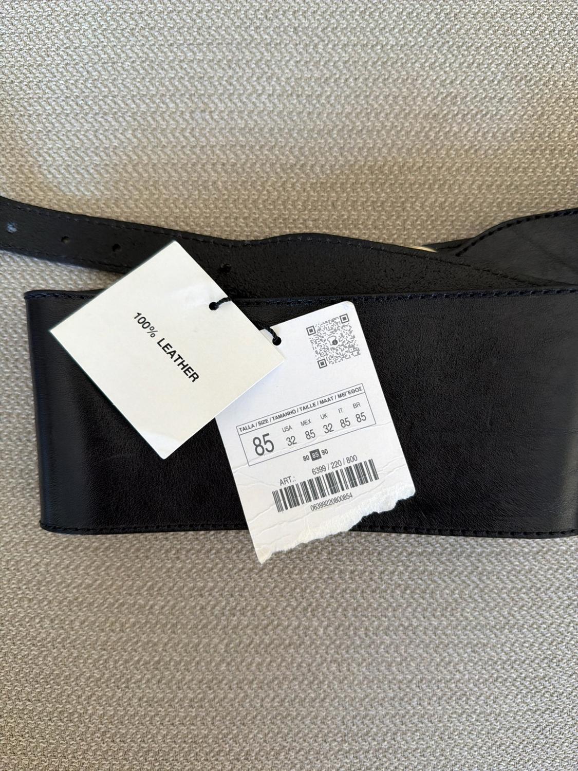 Black belt on a light background with labels. Text: 100% LEATHER, SIZE / SIZE / SIZE / SIZE / SIZE / SIZE, 85.