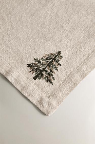 PACK OF EMBROIDERED COTTON CHRISTMAS PINE TREE NAPKINS (PACK OF 2) - Ecru by Zara - Image 2