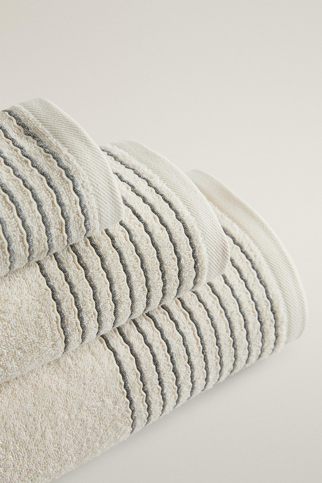 BATH TOWEL WITH PLEATED BORDER — Sand
