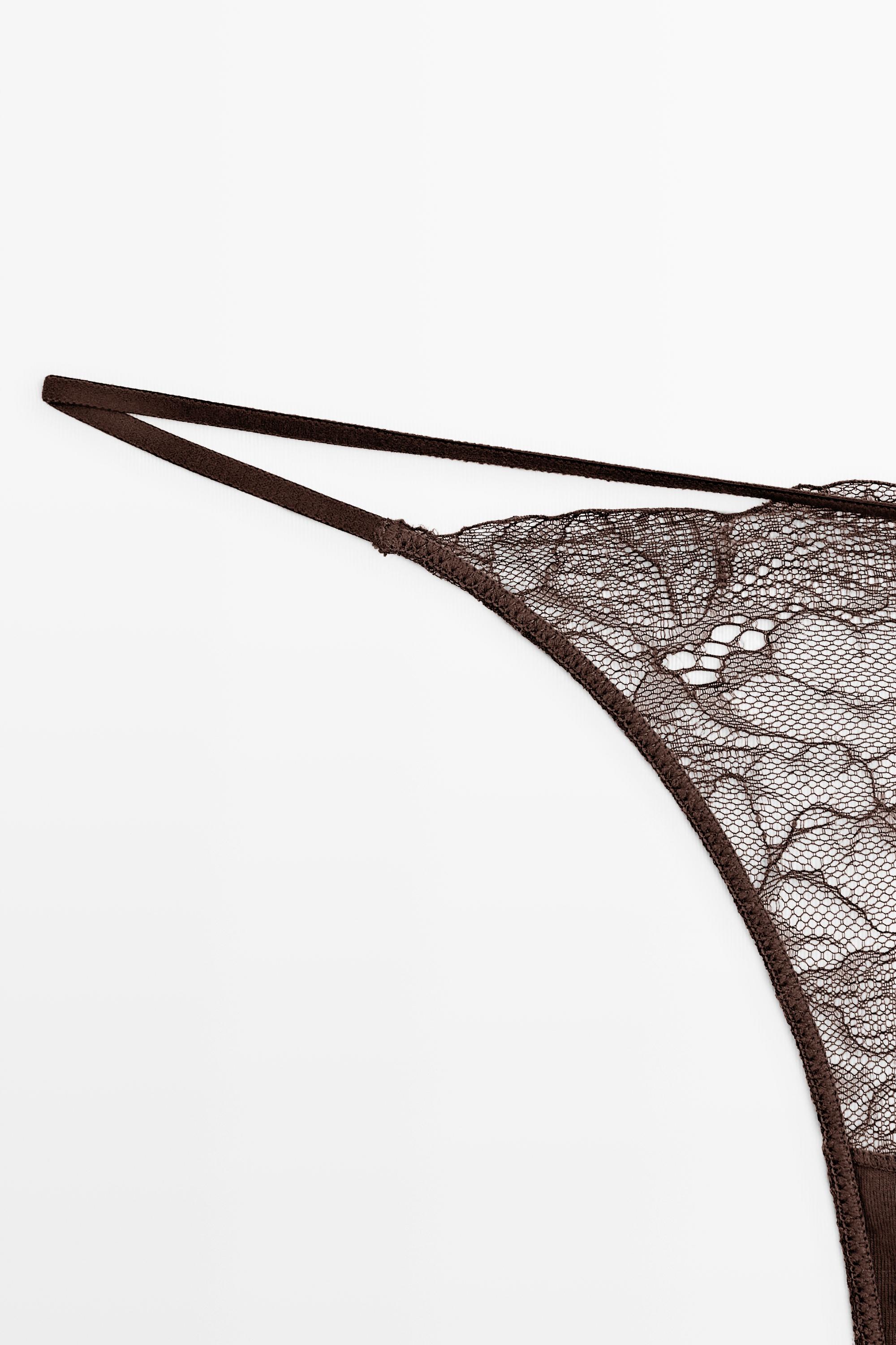 String en dentelle à bords festonnés