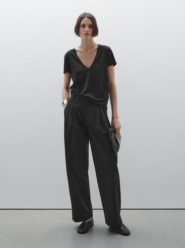 T-shirt à col en V 100 % lin - Noir de Zara
