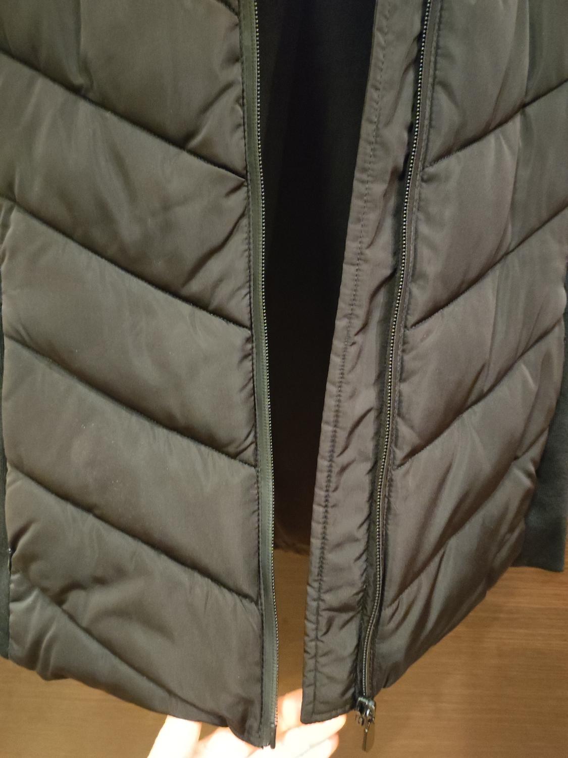 FITTED PUFFER GILET WITH HOOD - Image 9
