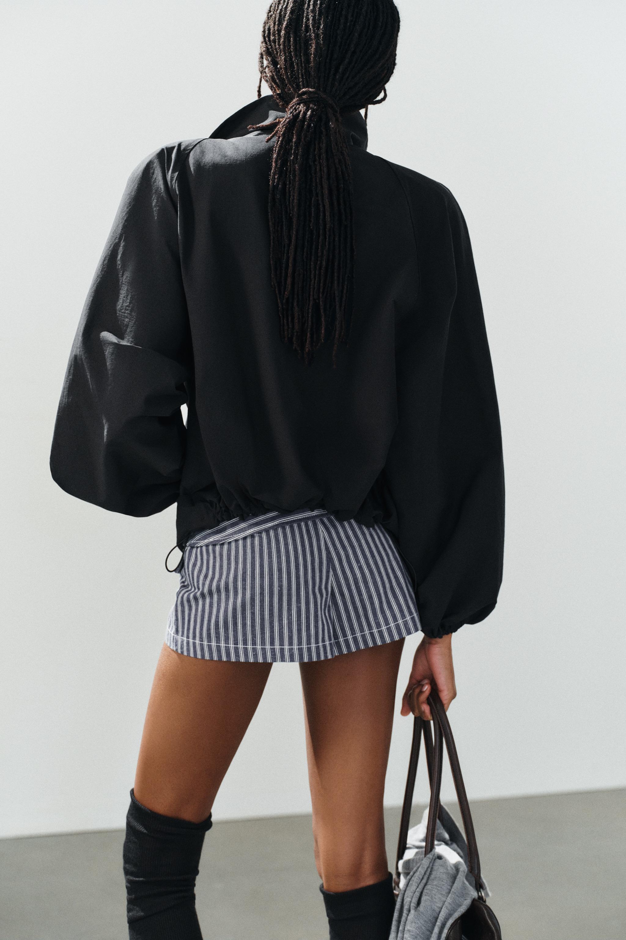 VESTE EN TISSU TECHNIQUE À ÉPAULIETTES