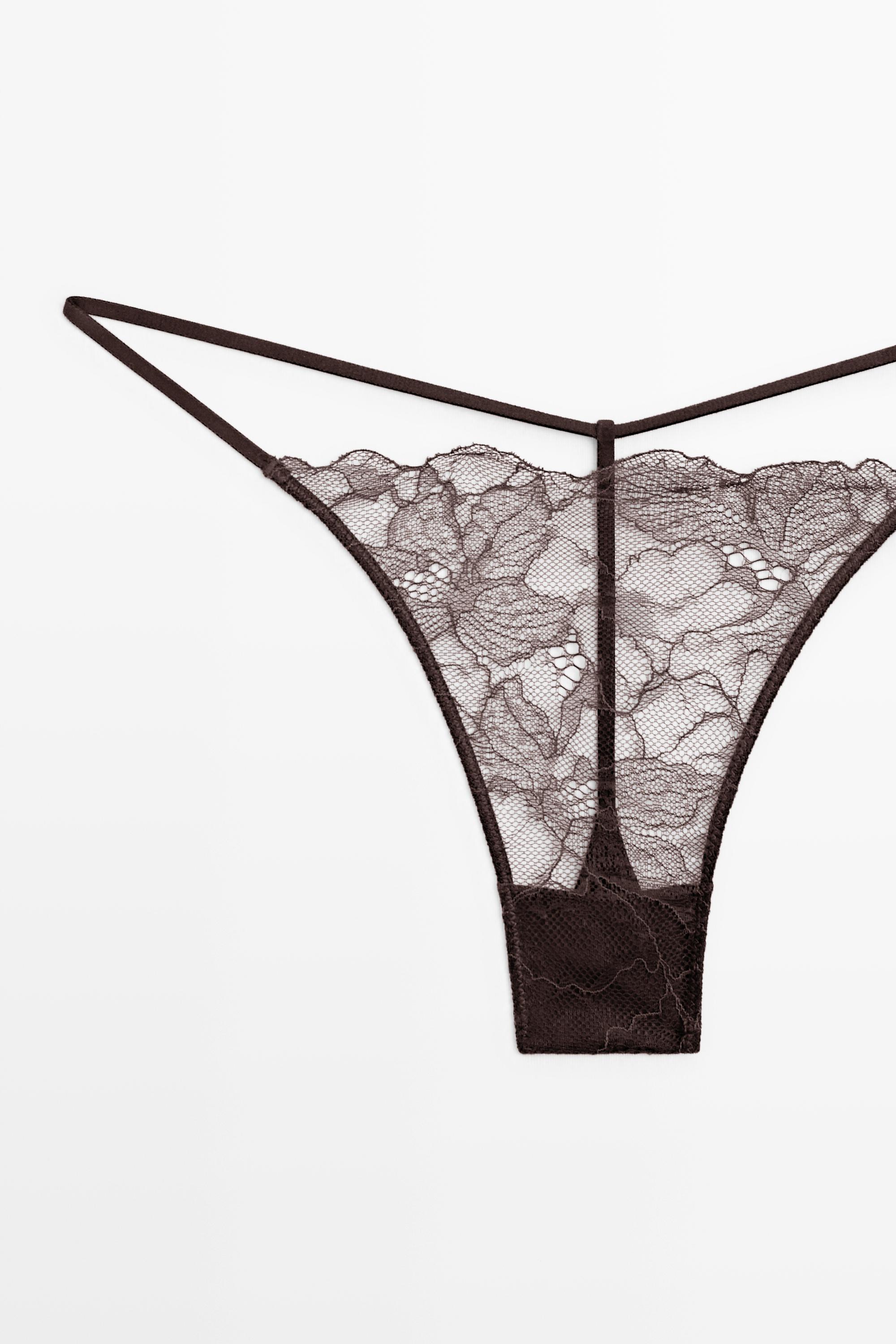 String en dentelle à bords festonnés