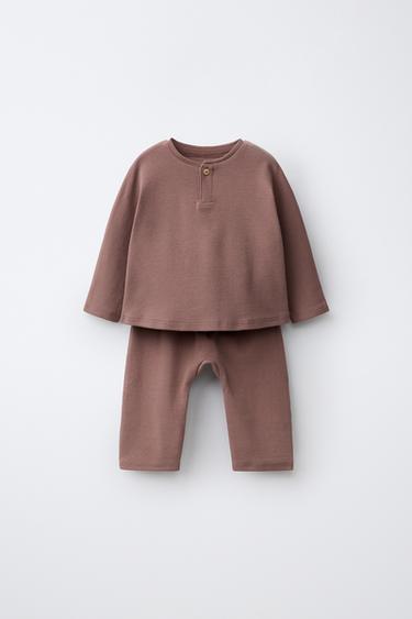 CONJUNTO CAMISETA Y PANTALÓN JOGGER - Marrón de Zara