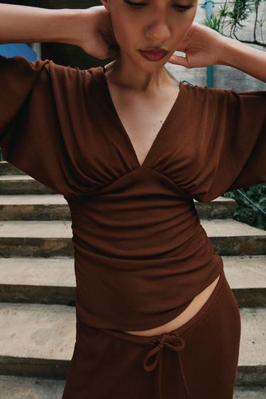 ТОП С V-ОБРАЗНЫМ ВЫРЕЗОМ И ТЕКСТУРОЙ — КОРИЧНЕВЫЙ от Zara