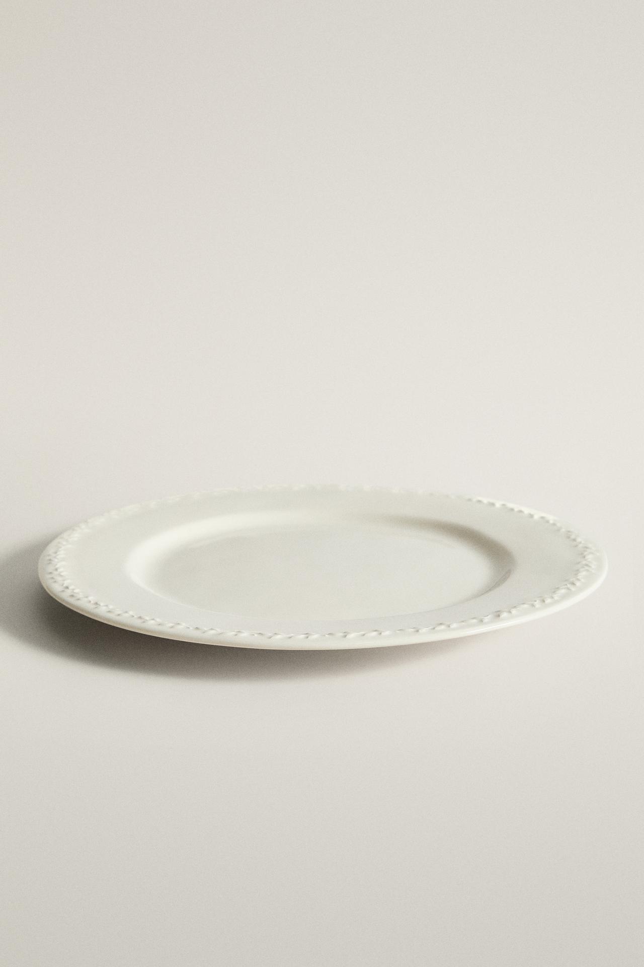 EARTHENWARE DINNER PLATE WITH RAISED RIM DETAIL — Cream