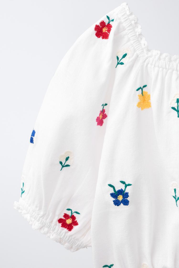Blusa floral bordada de manga abullonada 3