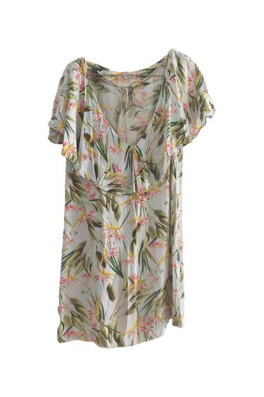 VESTIDO CORTO CON MANGA QUE SIGUE ATRÁS EN VOLANTE EN PICO. VERDE AGUA CON ESTAMPADO FLORAL