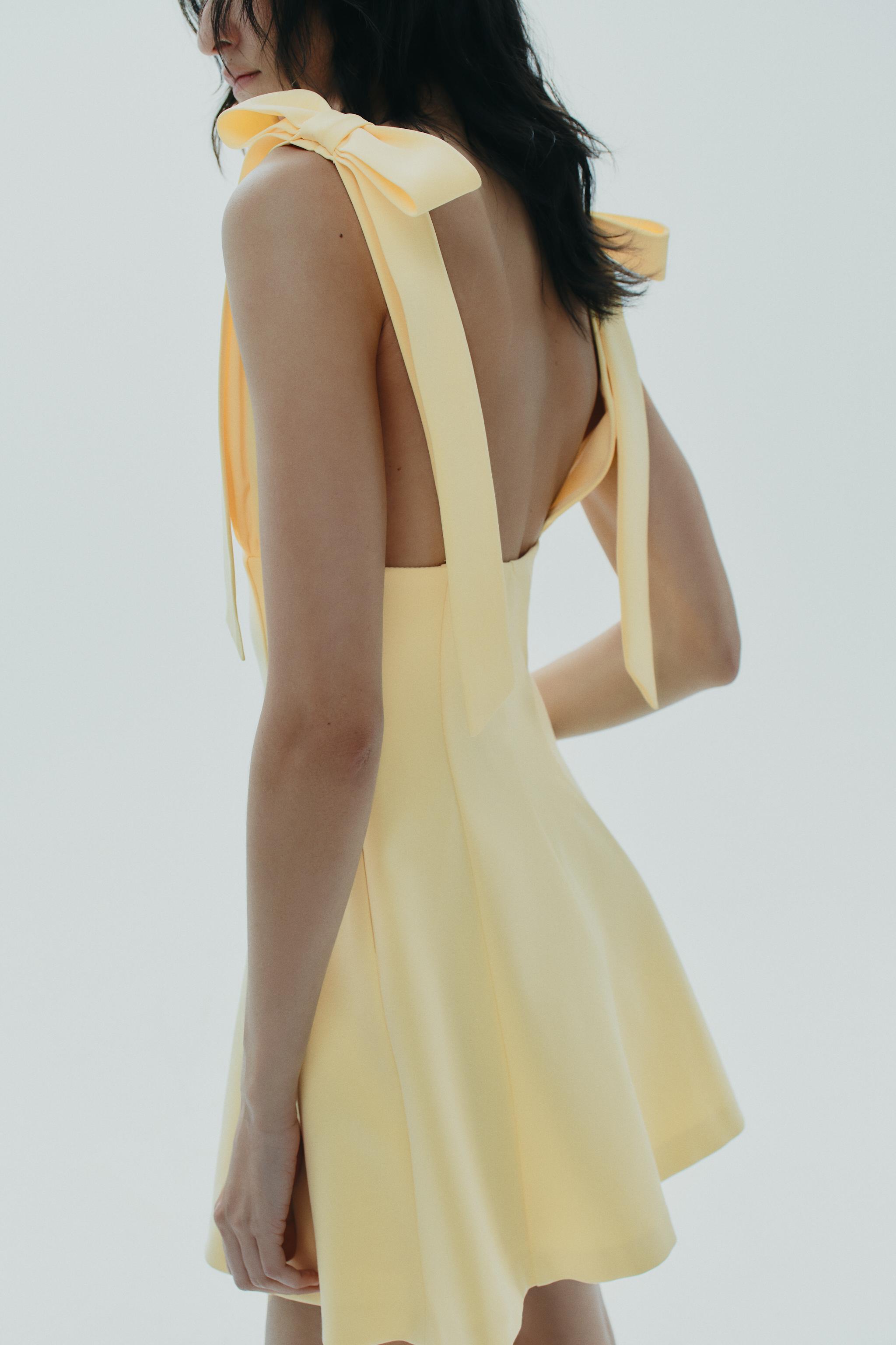 ROBE COURTE EN MATIÈRES VARIÉES À LACETS