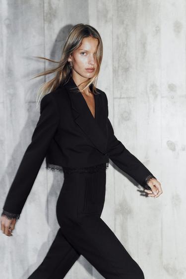 بليزر قصير دانتيل - أسود الخاص بـ Zara