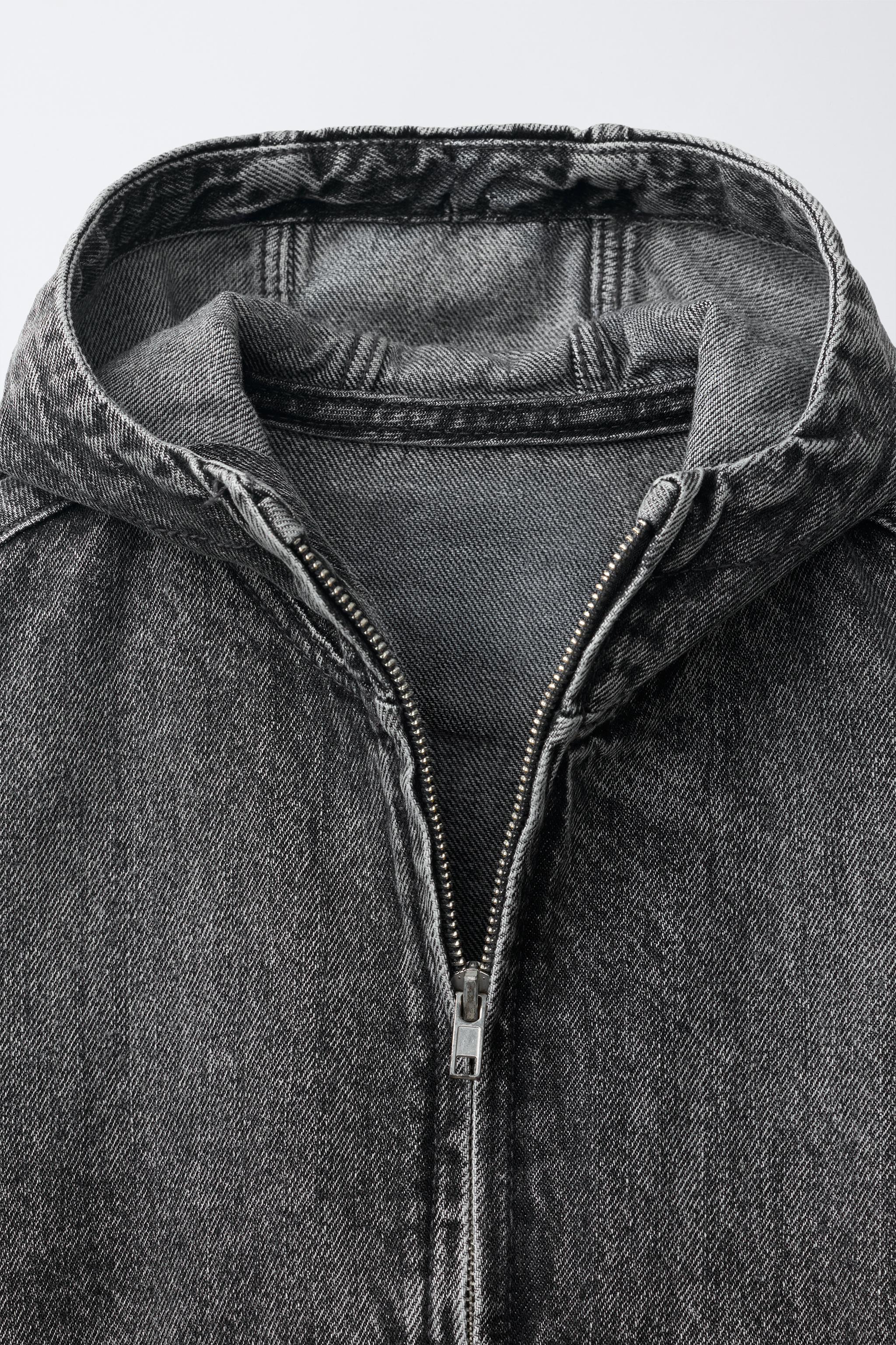 VESTE EN JEAN À CAPUCHE ET ÉTIQUETTE