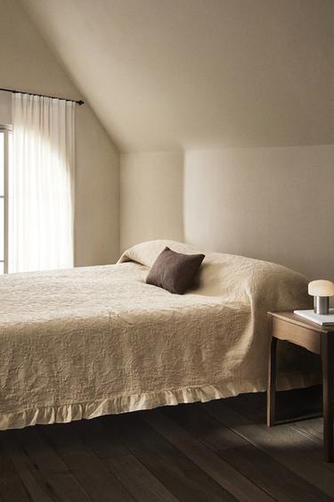 JACQUARD BEDSPREI MET VOLANT - Beige van Zara