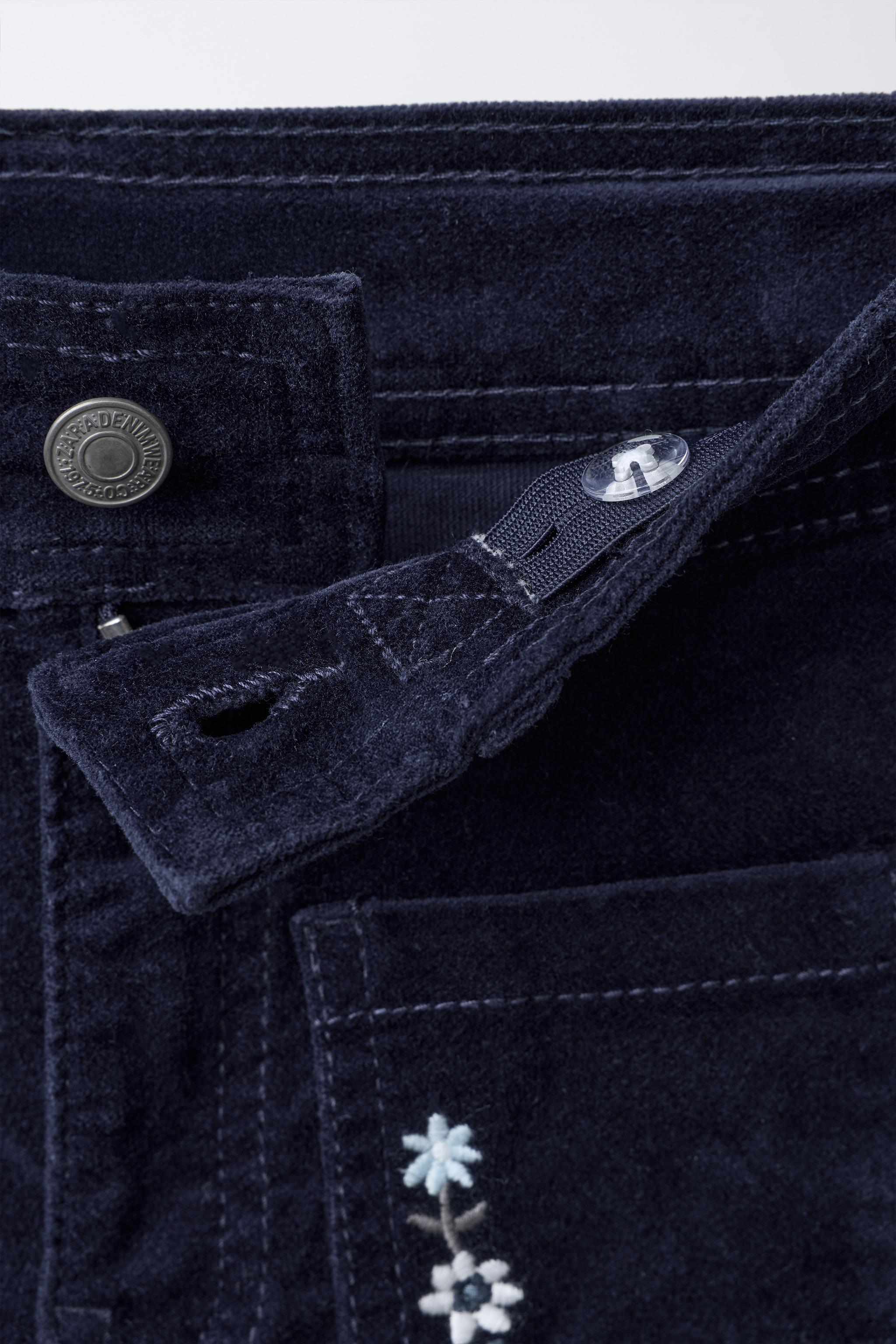 PANTALON EN VELOURS À FLEURS BRODÉES