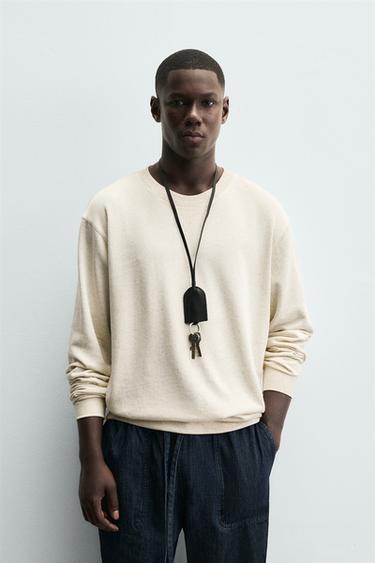 سويت شيرت SOFT CREWNECK - بيج فيجوريه الخاص بـ Zara