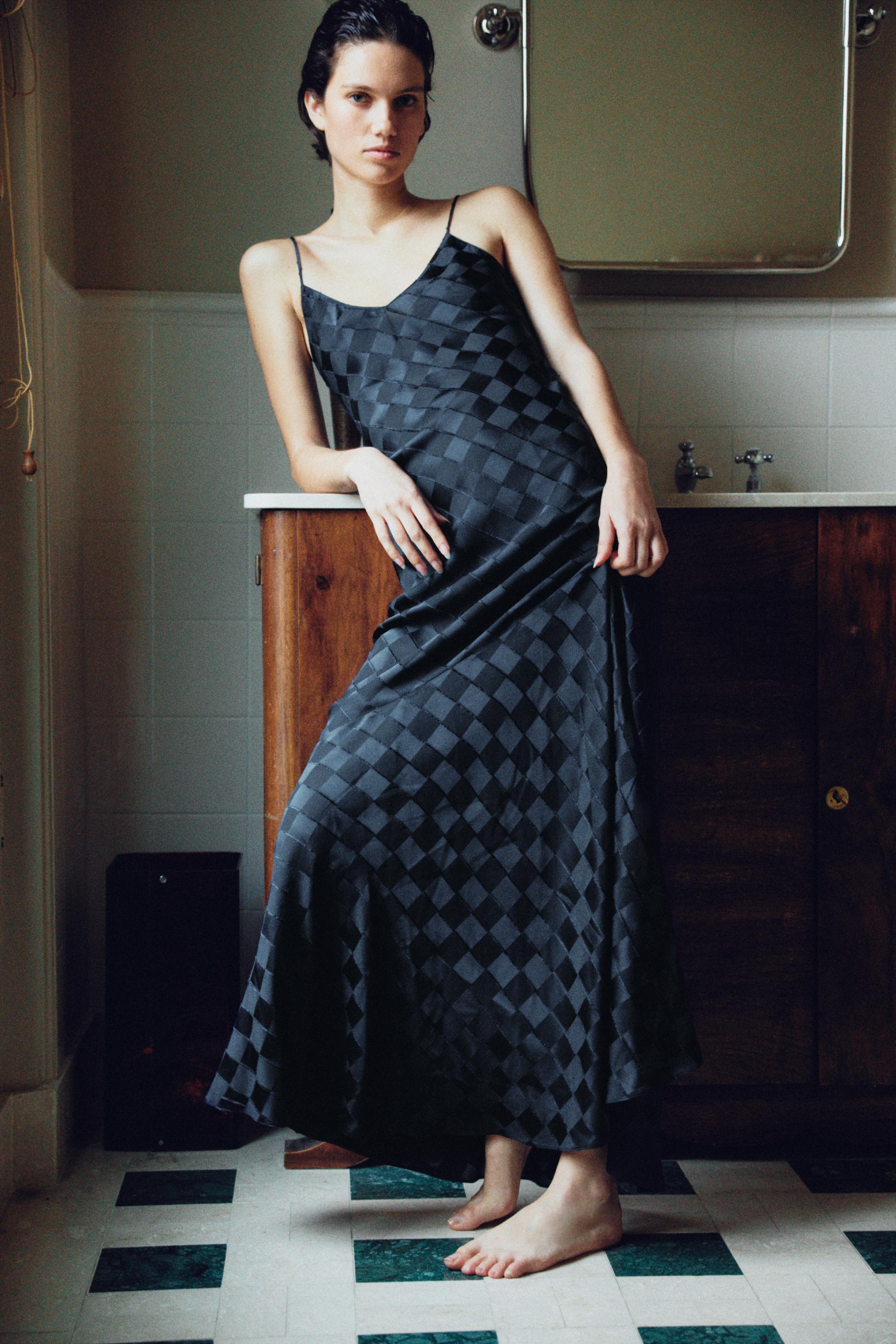 ROZET DESENLİ %100 İPEK JAKARLI ELBİSE