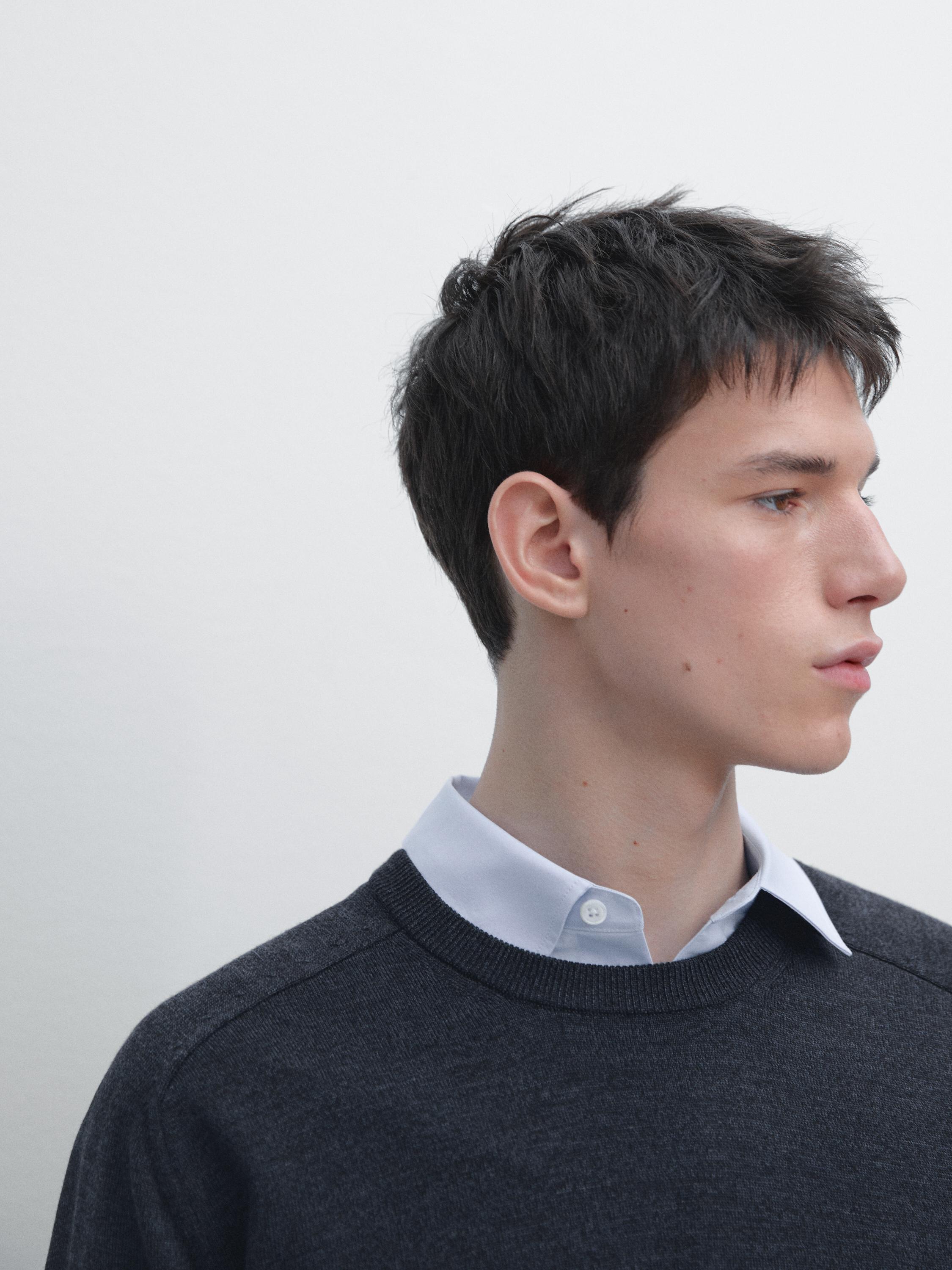 Knit 100% merino wool sweater with crew neck