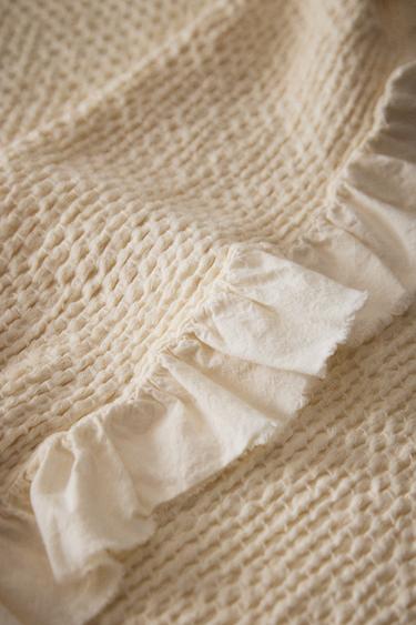 KIDS’ MINI WAFFLE TEXTURE BEDSPREAD WITH RUFFLE TRIM - Ecru Zara
