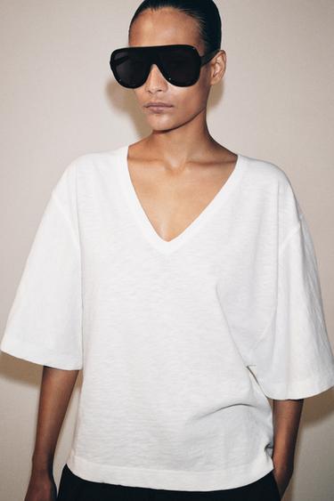CAMISETA ESCOTE PICO - Blanco de Zara