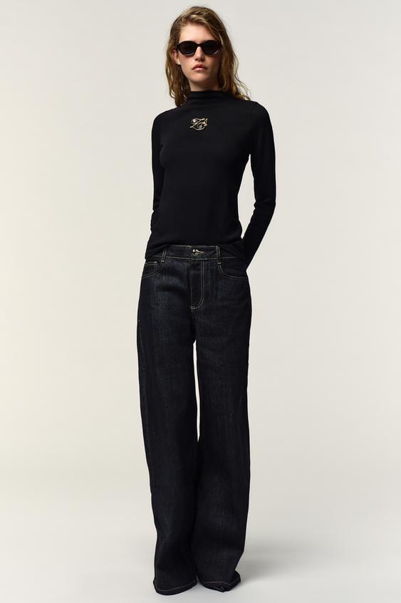 MOCK NECK BROOCH T-SHIRT