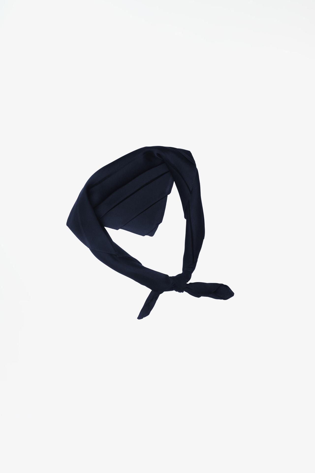 LIMITED EDITION PLEATED SCARF — Navy blue