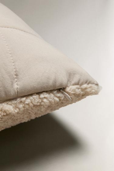 REVERSIBLE FAUX SHEARLING CUSHION COVER FOR QUILTS - Light grey by Zara - Image 3