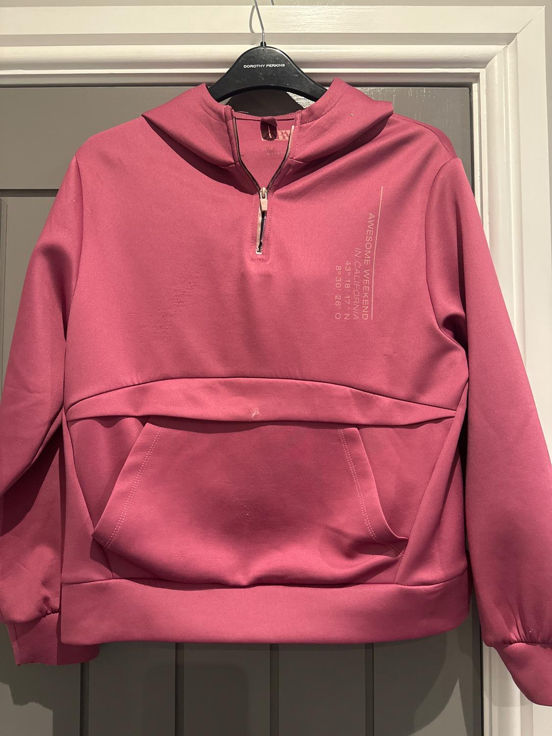 Pink sweatshirt with short zip and front pocket. Text on the chest: "AWESOME WEEKEND IN CALIFORNIA 39.8° N 83.0° W".